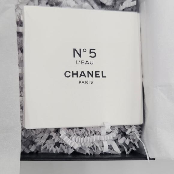 Chanel No 5 charm and ribbon Collectors Gift - Picture 2 of 5